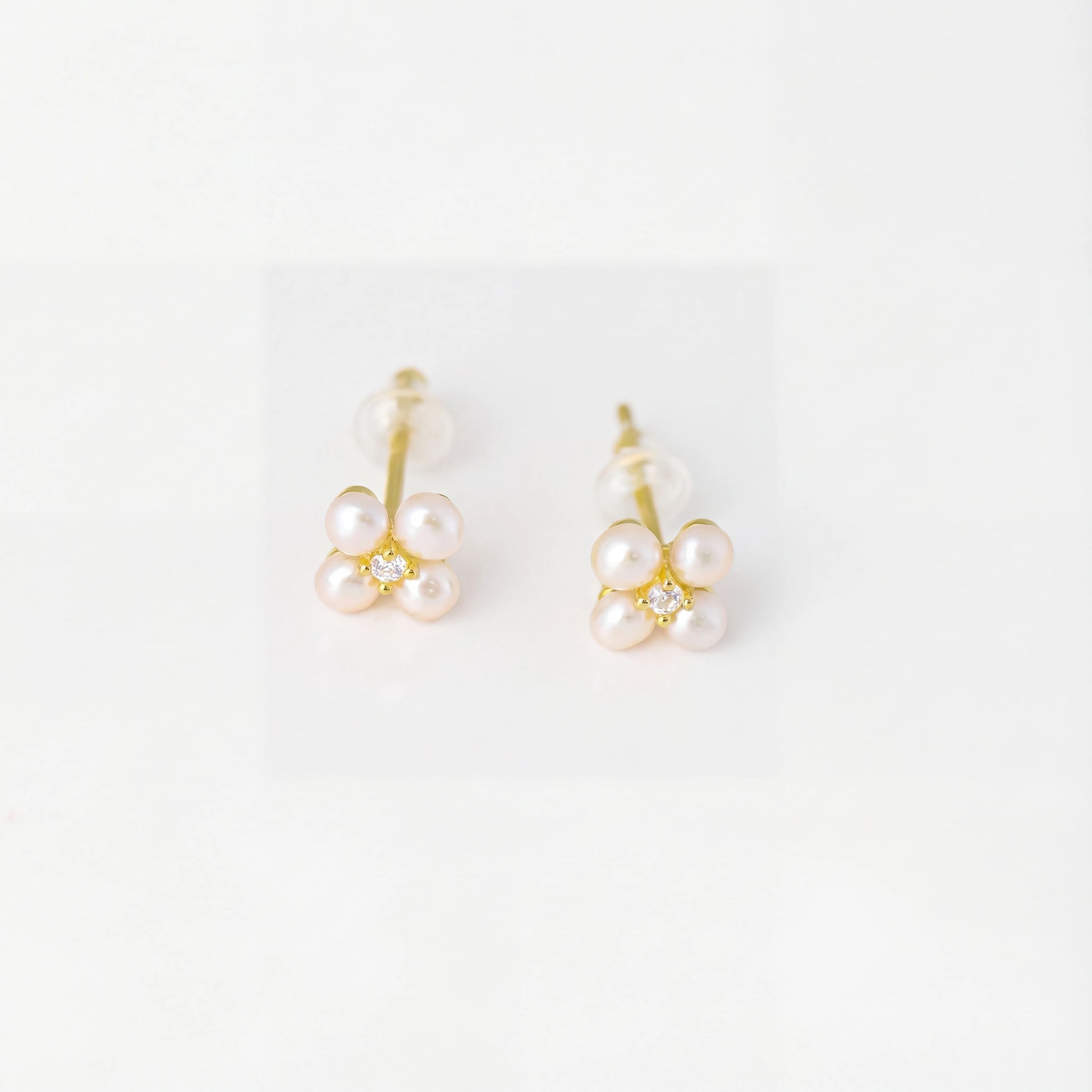 עגילי NOA EARRINGS GOLD צמודים מזהב 2 מיקרון משובצים 4 פנינים לבנות וזרקון נוצץ, בעיצוב אלגנטי וקלאסי מבית Lidi.