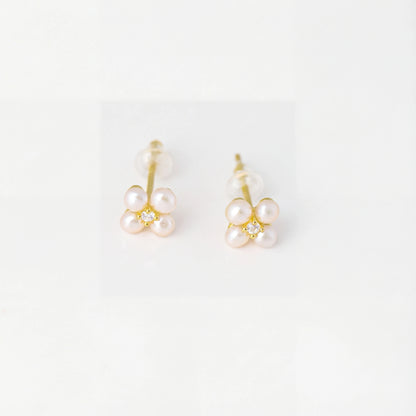 עגילי NOA EARRINGS GOLD צמודים מזהב 2 מיקרון משובצים 4 פנינים לבנות וזרקון נוצץ, בעיצוב אלגנטי וקלאסי מבית Lidi.