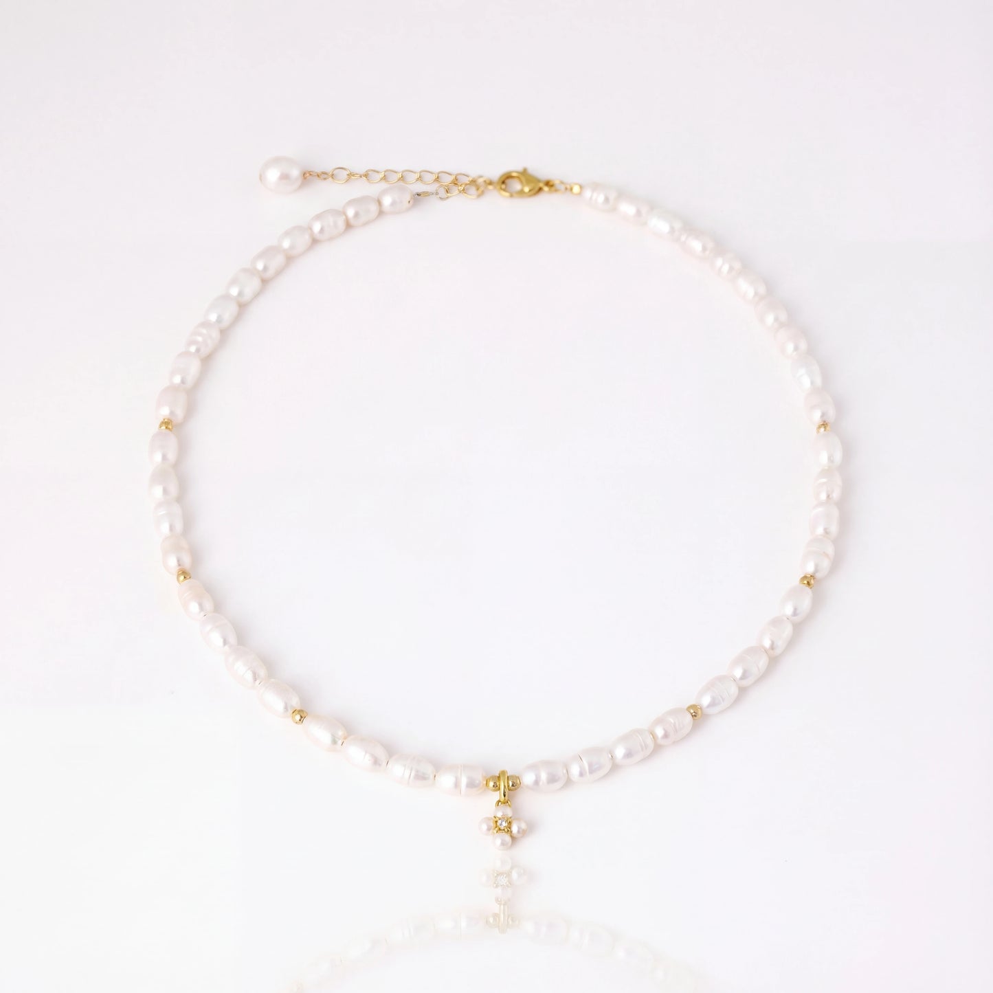 שרשרת NOA זהב יוקרתית מבית Lidi עם פניני מים מתוקים ותליון זהב משובץ פנינים וזרקון.