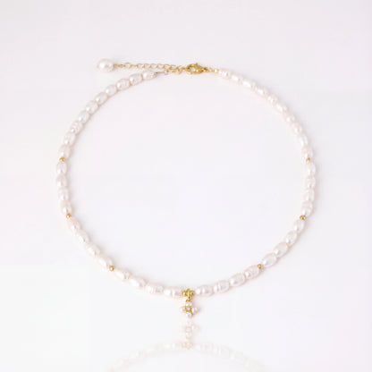 שרשרת NOA זהב יוקרתית מבית Lidi עם פניני מים מתוקים ותליון זהב משובץ פנינים וזרקון.