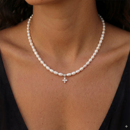 שרשרת NOA NECKLACE SILVER יוקרתית מבית Lidi, עשויה כסף 925 משולב פניני מים מתוקים ותליון זרקון מנצנץ.