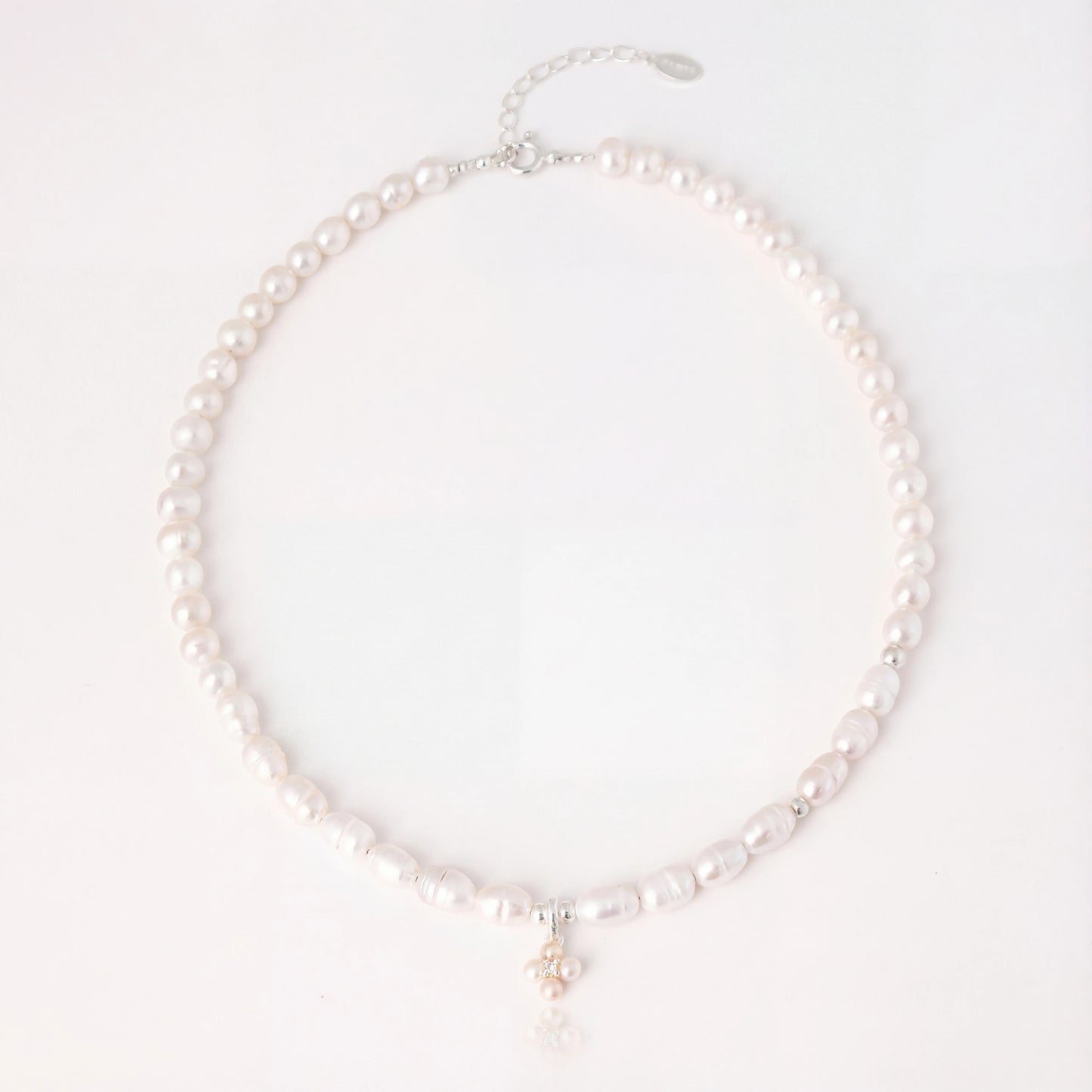 שרשרת NOA NECKLACE SILVER מבית Lidi עם פניני מים מתוקים, כסף 925 ותליון משובץ פנינים וזרקון.