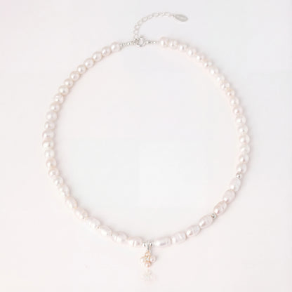 שרשרת NOA NECKLACE SILVER מבית Lidi עם פניני מים מתוקים, כסף 925 ותליון משובץ פנינים וזרקון.