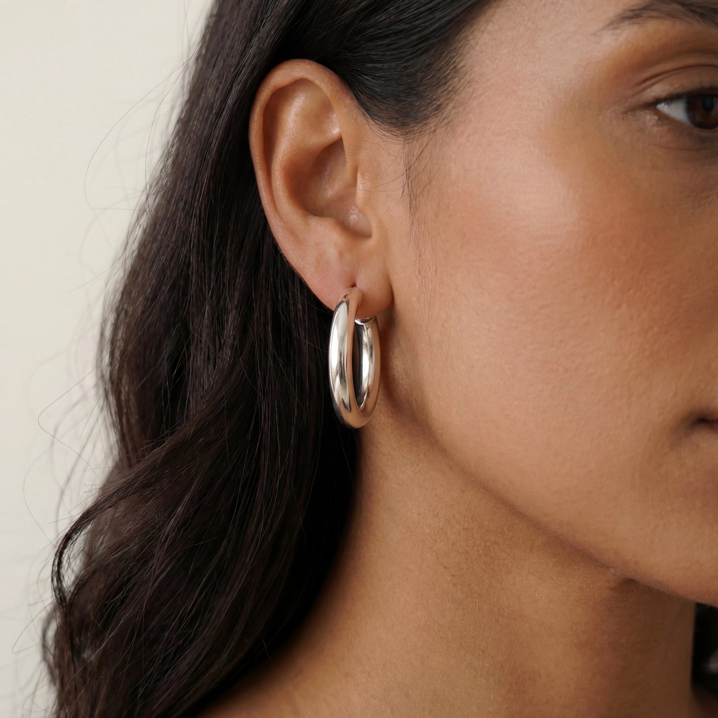 עגילי חישוק AMIT EARRINGS יוקרתיים מכסף 925 מבית Lidi, בעיצוב נקי ואלגנטי המתאים לכל מראה.