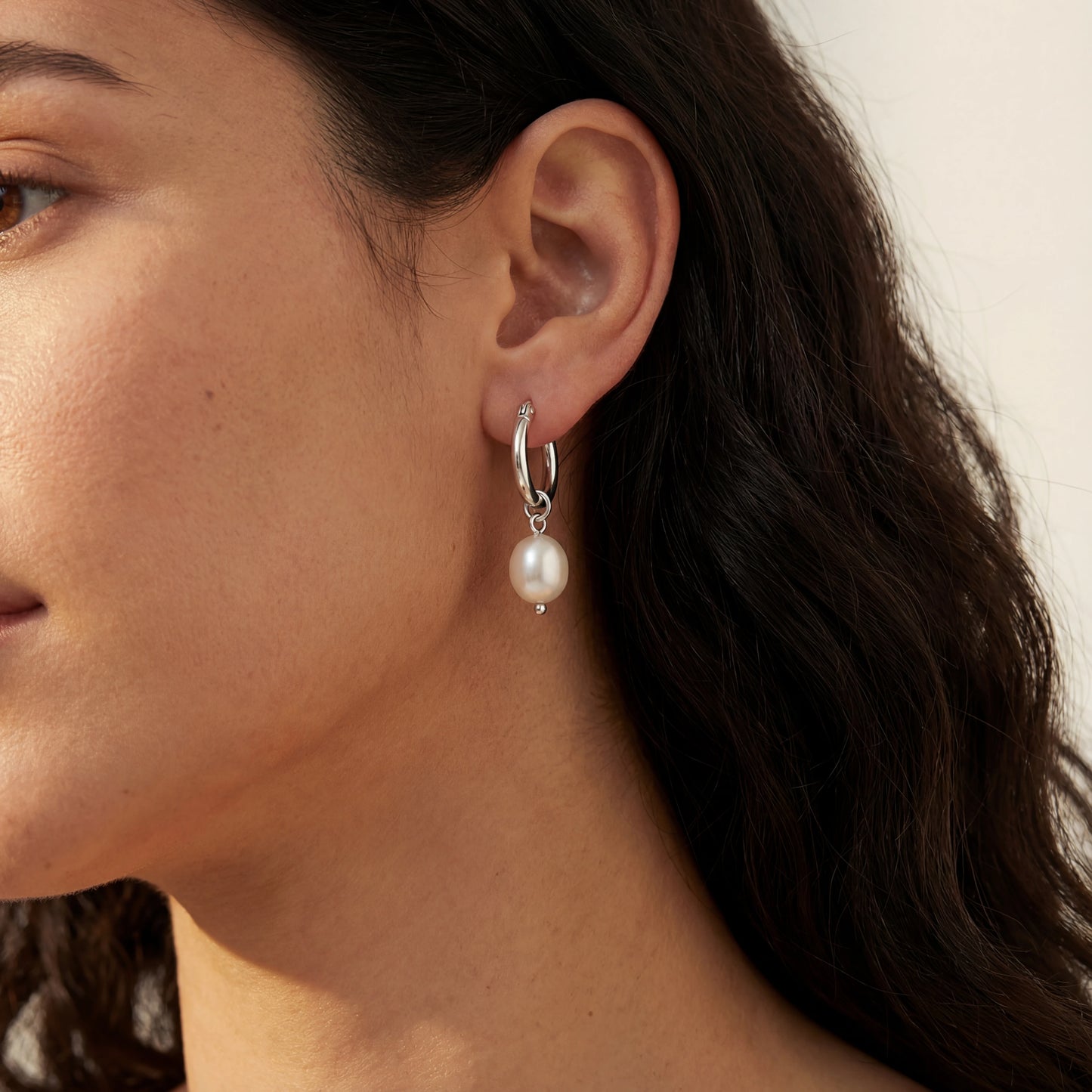 זוג עגילי חישוק PEARL XS SILVER מכסף 925 עם פנינה תלויה, מבית Lidi. יוקרתי ואלגנטי.