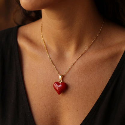 שרשרת RED NECKLACE יוקרתית עם תליון לב אמייל אדום בוהק מבית Lidi. שרשרת סטיינלס סטיל עדינה ואלגנטית.