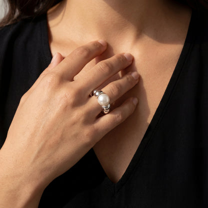 טבעת PEARL RING יוקרתית של Lidi מכסף, משובצת פנינה ייחודית, עשויה מפלדת אל-חלד איכותית ועמידה במים.