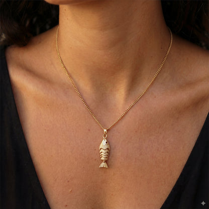 שרשרת POISSON אלגנטית מבית Lidi, עשויה מסטיינלס סטיל איכותי, עם תליון דג עדין ויוקרתי.