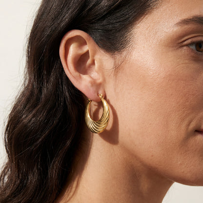 עגילי חישוק MIKA EARRINGS מזהב קלאסי של Lidi, בעיצוב נקי ואלגנטי, מונחים על רקע יוקרתי.