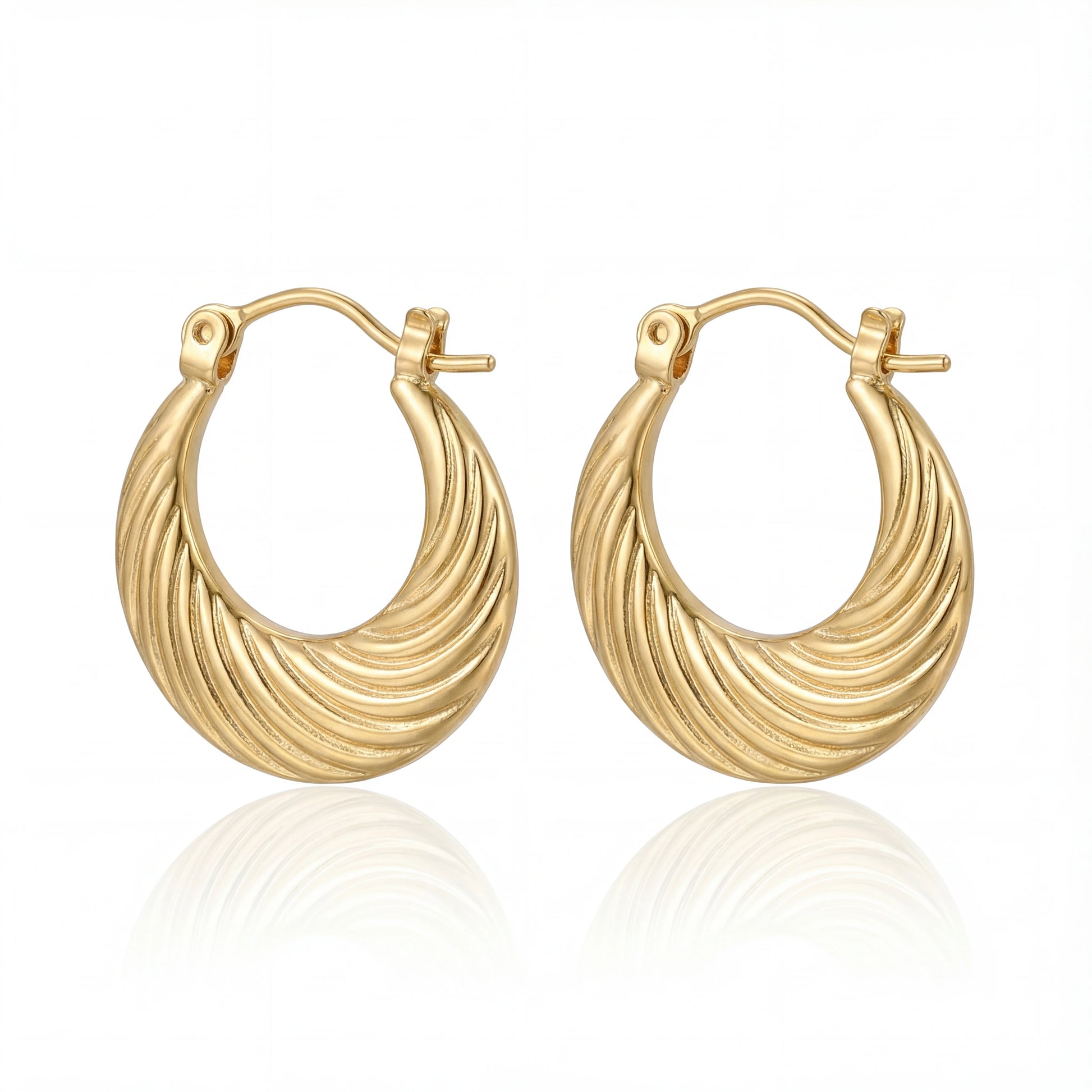 עגילי חישוק MIKA EARRINGS מזהב קלאסי של Lidi, בעיצוב נקי ואלגנטי, מונחים על רקע יוקרתי.
