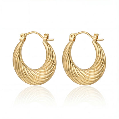עגילי חישוק MIKA EARRINGS מזהב קלאסי של Lidi, בעיצוב נקי ואלגנטי, מונחים על רקע יוקרתי.