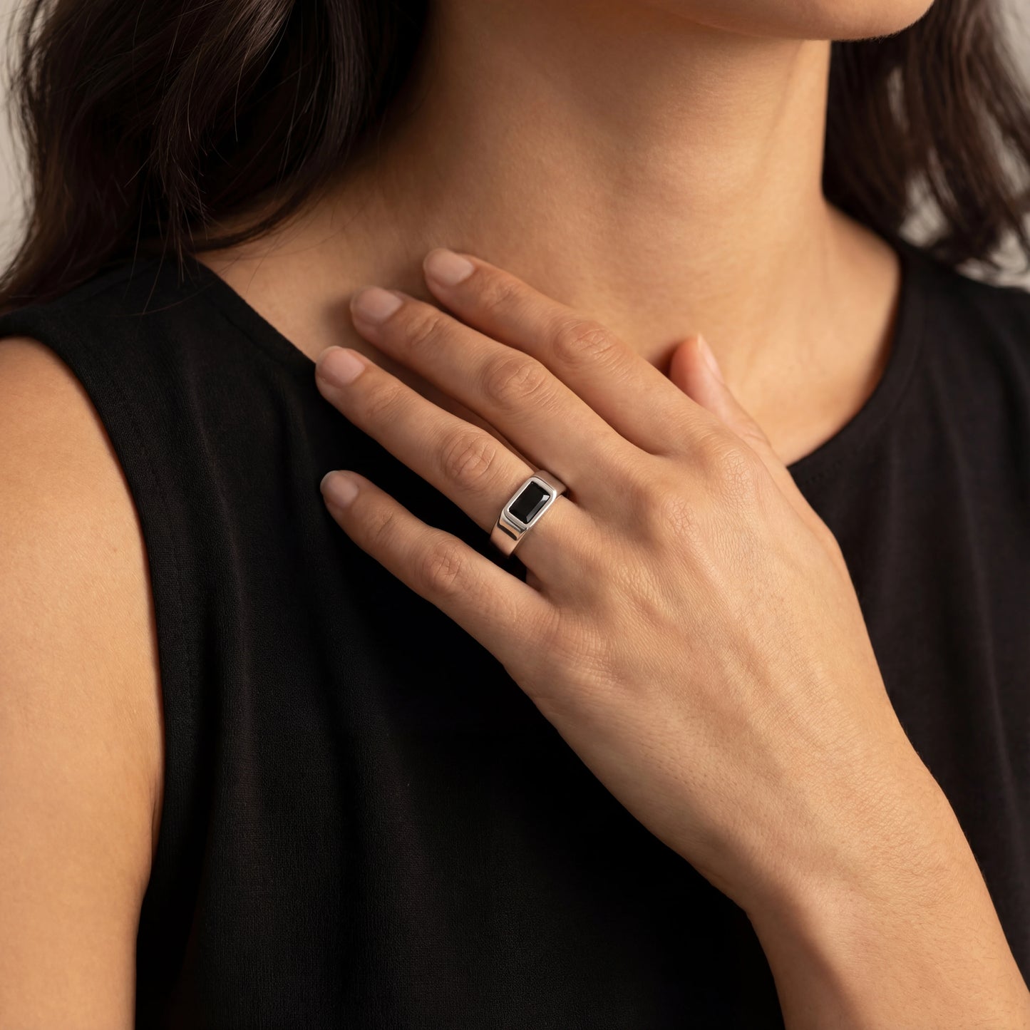 טבעת RAG RING מלבנית כסופה מפלדת אל חלד עם אבן שחורה, בעיצוב יוקרתי ועמיד במים מבית Lidi