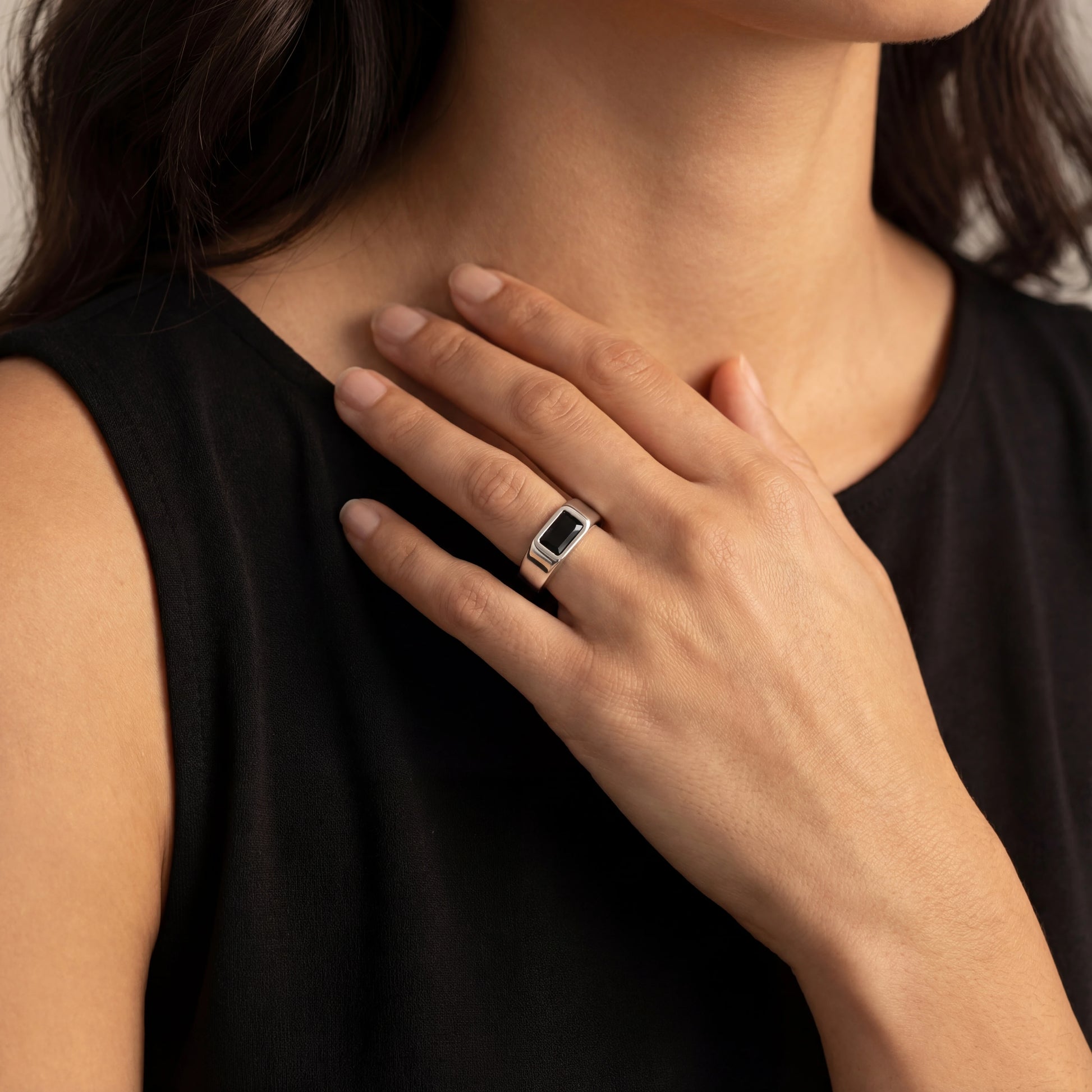 טבעת RAG RING מלבנית כסופה מפלדת אל חלד עם אבן שחורה, בעיצוב יוקרתי ועמיד במים מבית Lidi