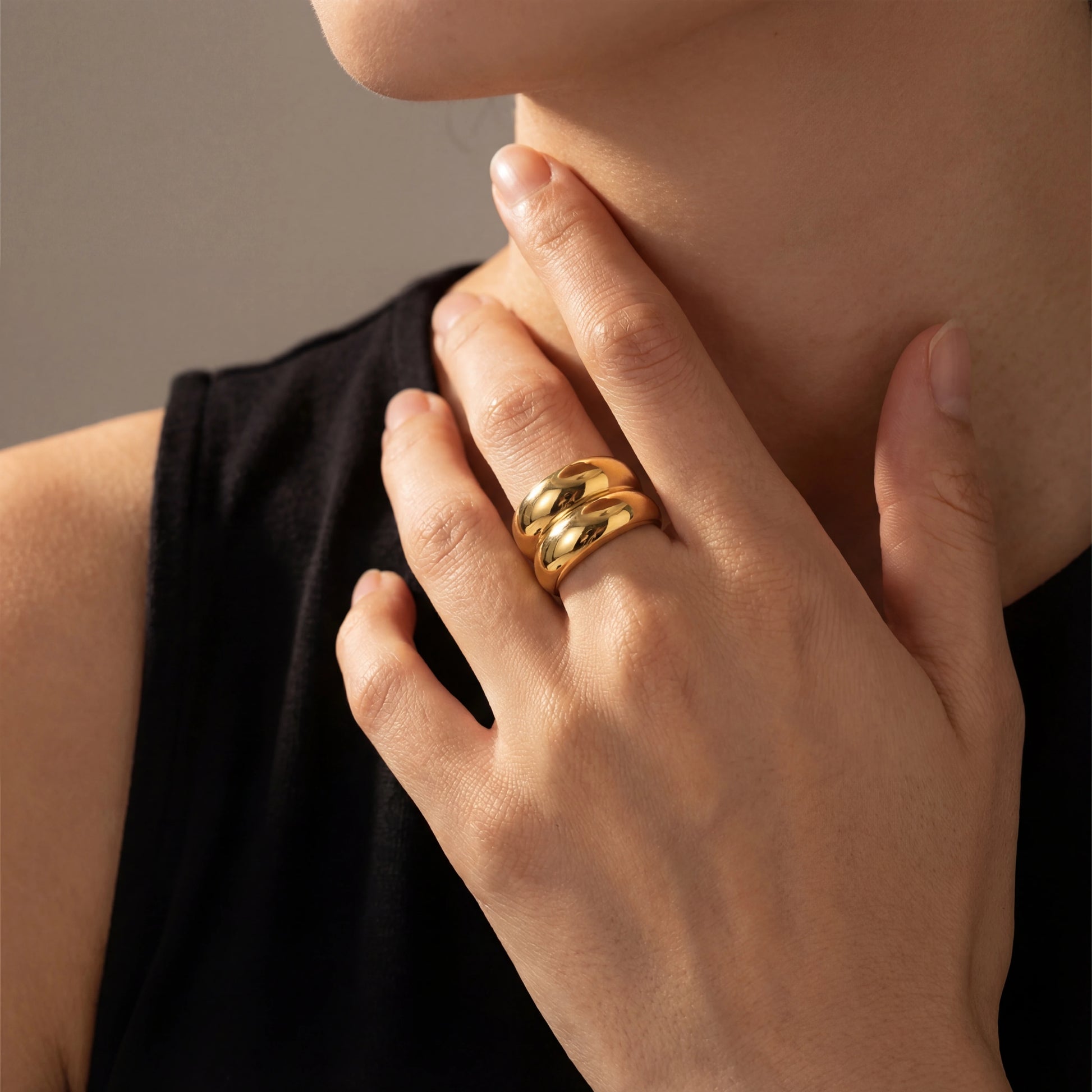 טבעת RAND RING מוזהבת מפלדת אל-חלד עם עיצוב פסים ייחודי מבית Lidi.