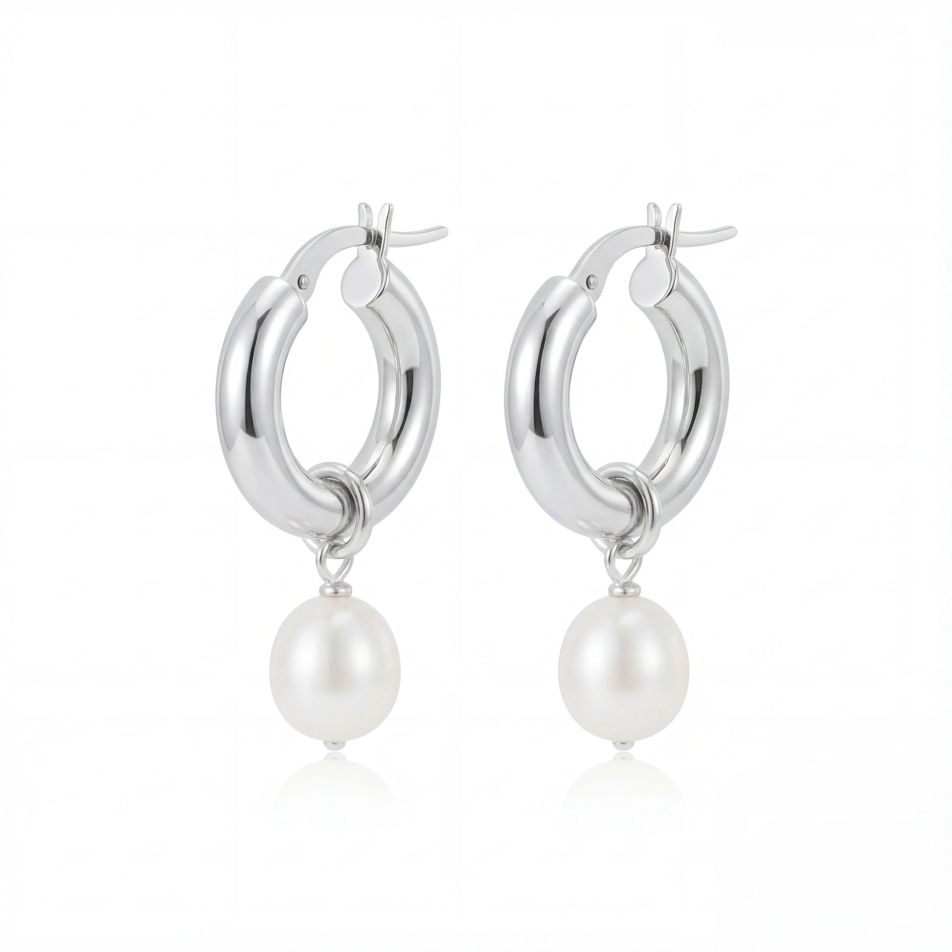 עגילי PEARL S SILVER יוקרתיים מכסף 925 עם פנינה קלאסית מבית Lidi, מתאימים לכל אירוע.