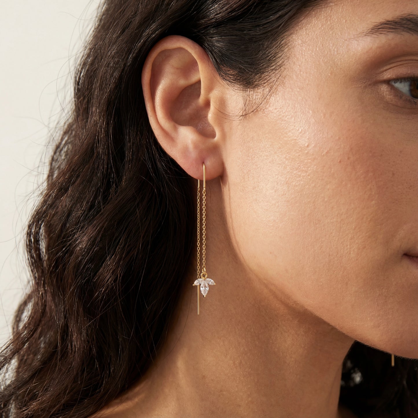 עגילי SARAI EARRINGS יוקרתיים מבית Lidi, בציפוי זהב 2 מיקרון עם תליון זרקון קלאסי נוצץ. עיצוב אלגנטי לכל אירוע.