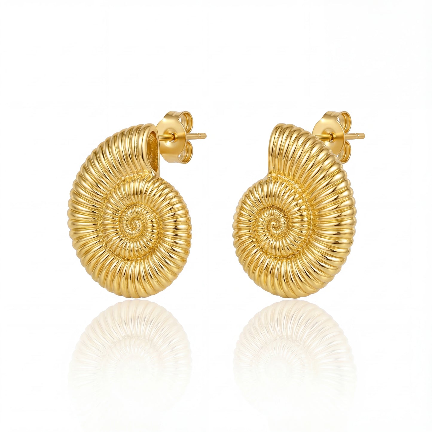 עגילי זהב צמודים SHAB GOLD של Lidi, בעיצוב נקי ואלגנטי, עשויים מסטיינלס סטיל איכותי בגימור מוזהב קלאסי.