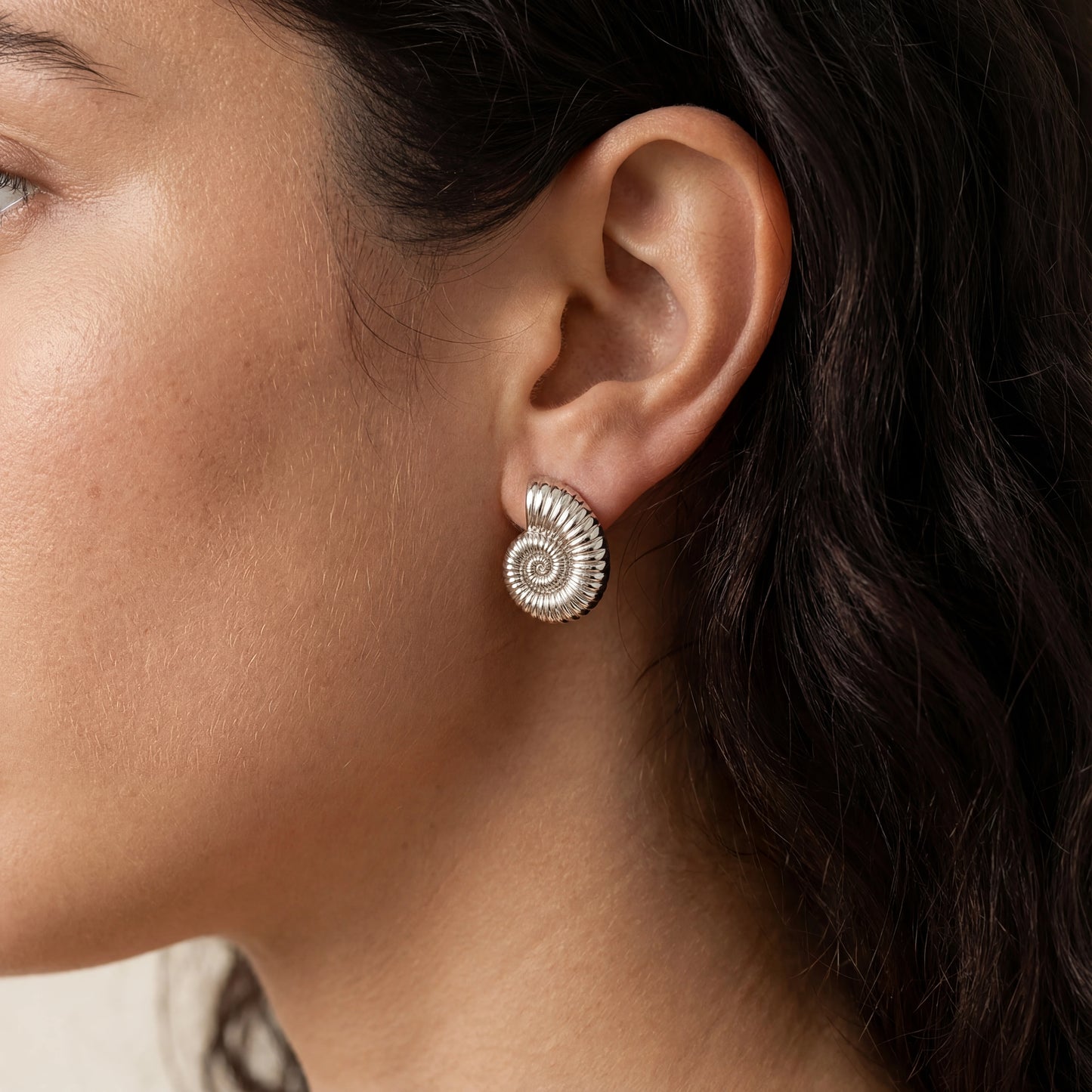 עגילי SHAB SILVER EARRINGS צמודים יוקרתיים מפלדת אל-חלד בגימור כסף קלאסי מבית Lidi, על דוגמנית.