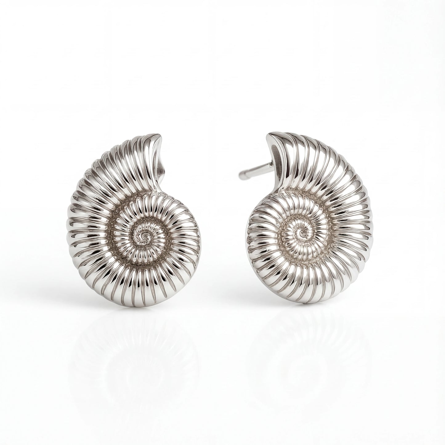 עגילי SHAB SILVER EARRINGS צמודים יוקרתיים מפלדת אל-חלד בגימור כסף קלאסי מבית Lidi, על דוגמנית.