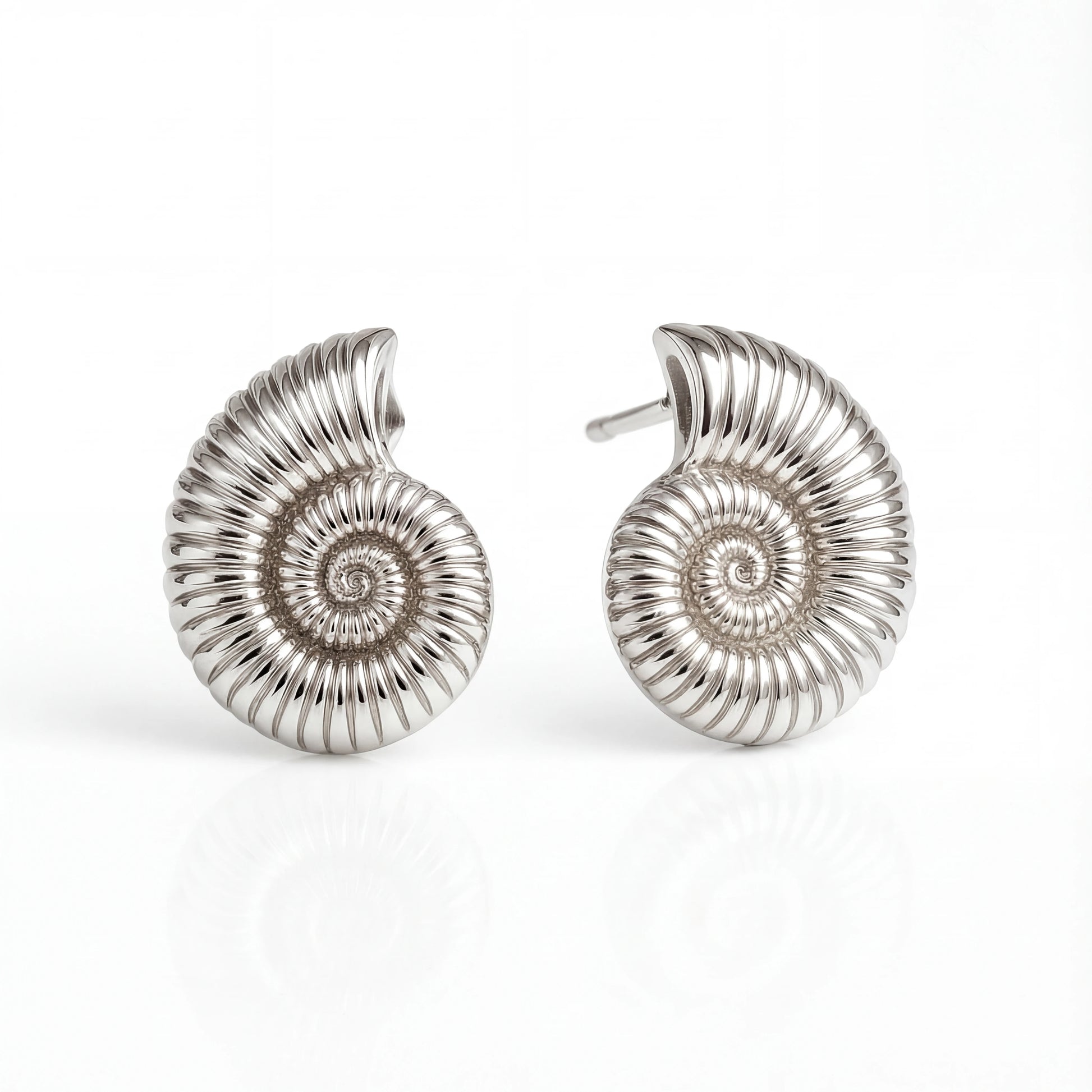 עגילי SHAB SILVER EARRINGS צמודים יוקרתיים מפלדת אל-חלד בגימור כסף קלאסי מבית Lidi, על דוגמנית.