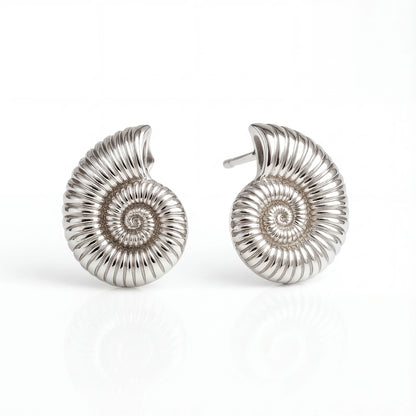 עגילי SHAB SILVER EARRINGS צמודים יוקרתיים מפלדת אל-חלד בגימור כסף קלאסי מבית Lidi, על דוגמנית.