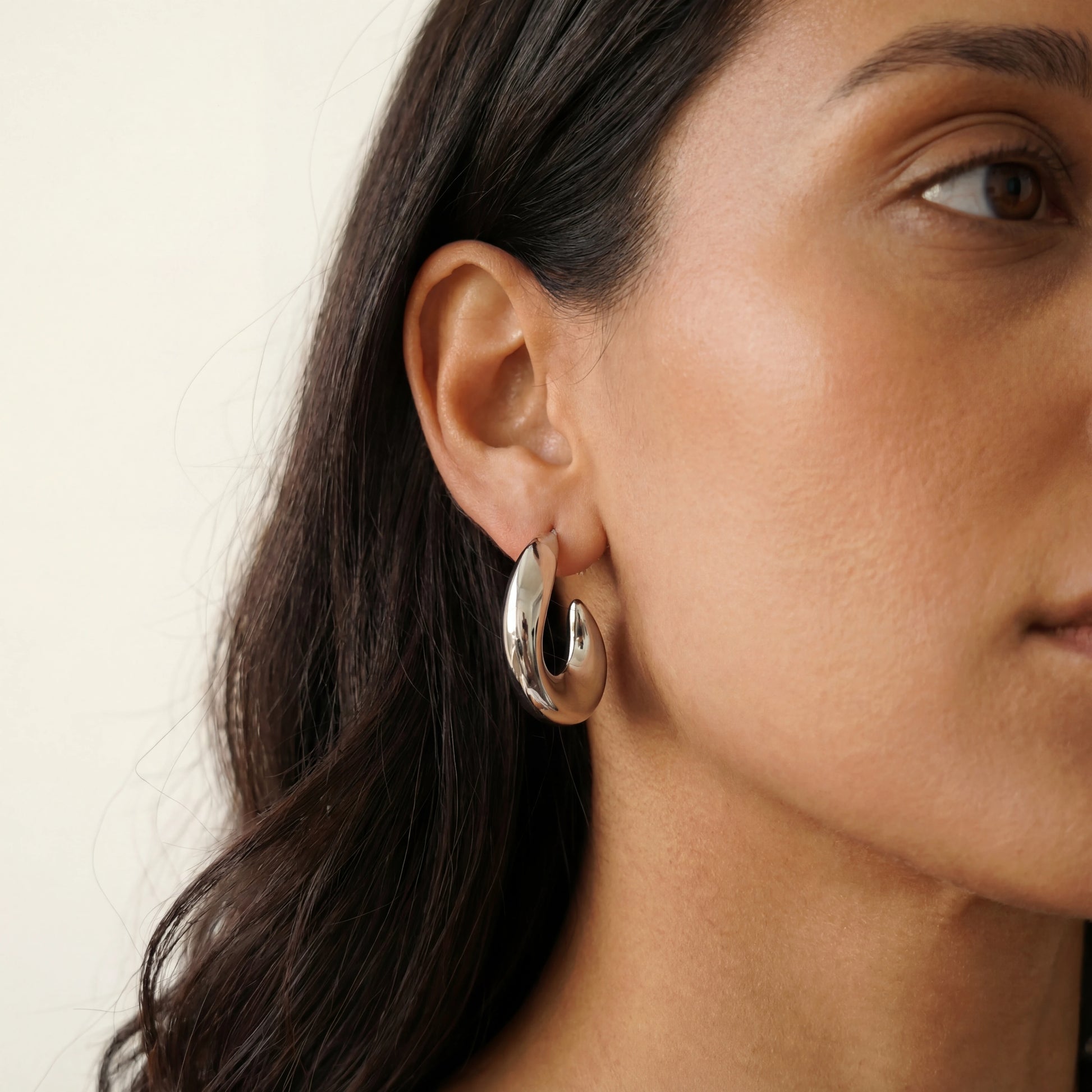 עגילי SHANI ERRINGS חישוק אלגנטיים מסטיינלס סטיל בגוון כסף קלאסי, עיצוב נקי ויוקרתי.