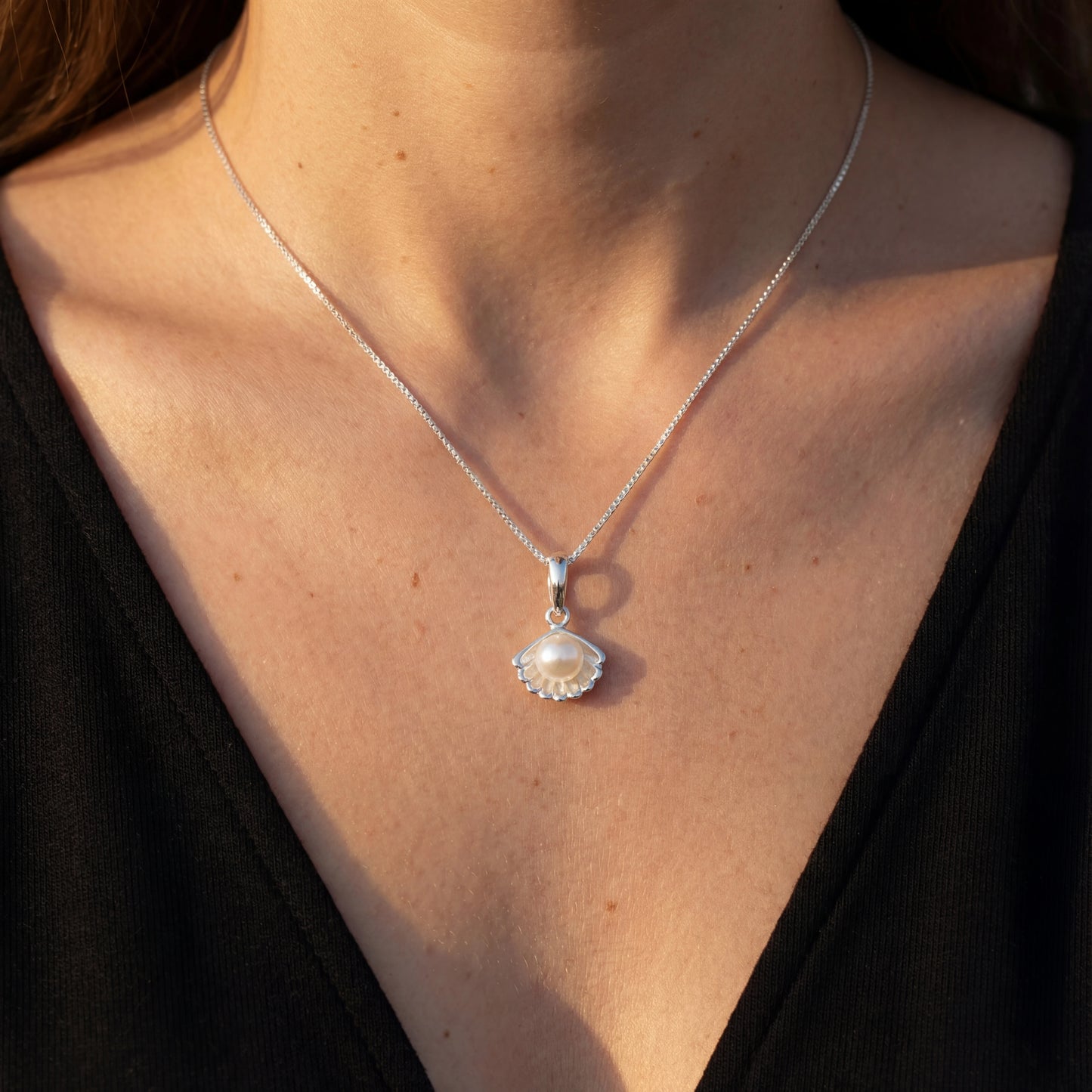 שרשרת SHELL NECKLACE מכסף 925 טהור של Lidi, עם תליון צדפה מעוצב ופנינה זוהרת. תכשיט יוקרתי ועמיד למים.