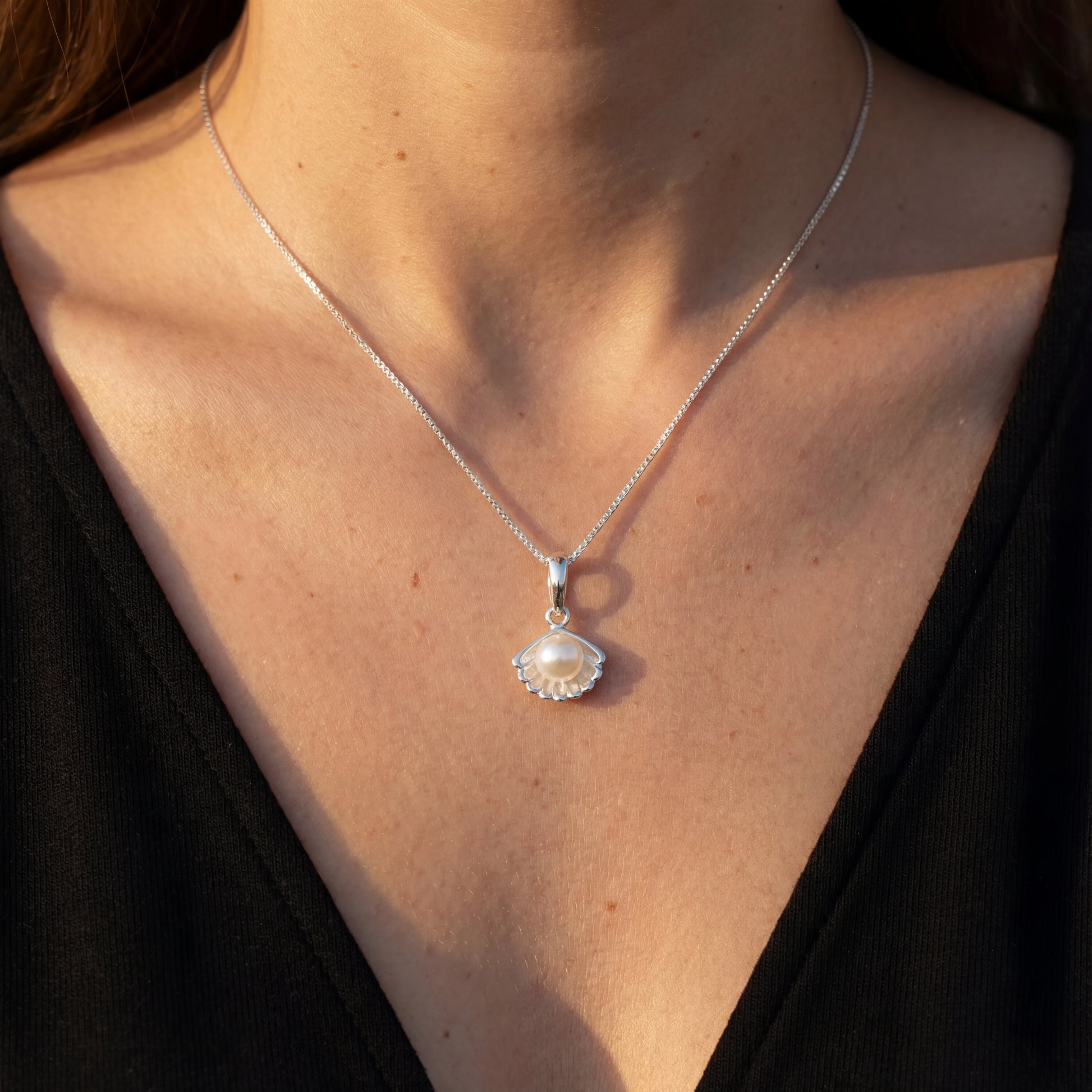 שרשרת SHELL NECKLACE מכסף 925 טהור של Lidi, עם תליון צדפה מעוצב ופנינה זוהרת. תכשיט יוקרתי ועמיד למים.