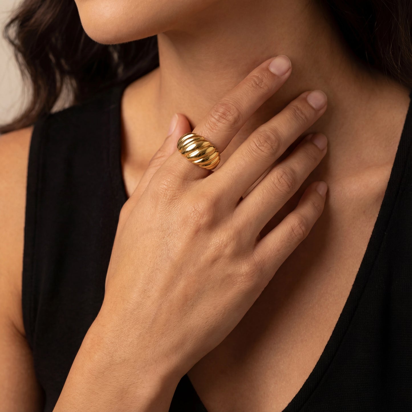 טבעת SHTI RING יוקרתית מבית Lidi, בציפוי זהב איכותי, בעיצוב פסים מיוחד ועמידה במים. עשויה פלדת אל-חלד.