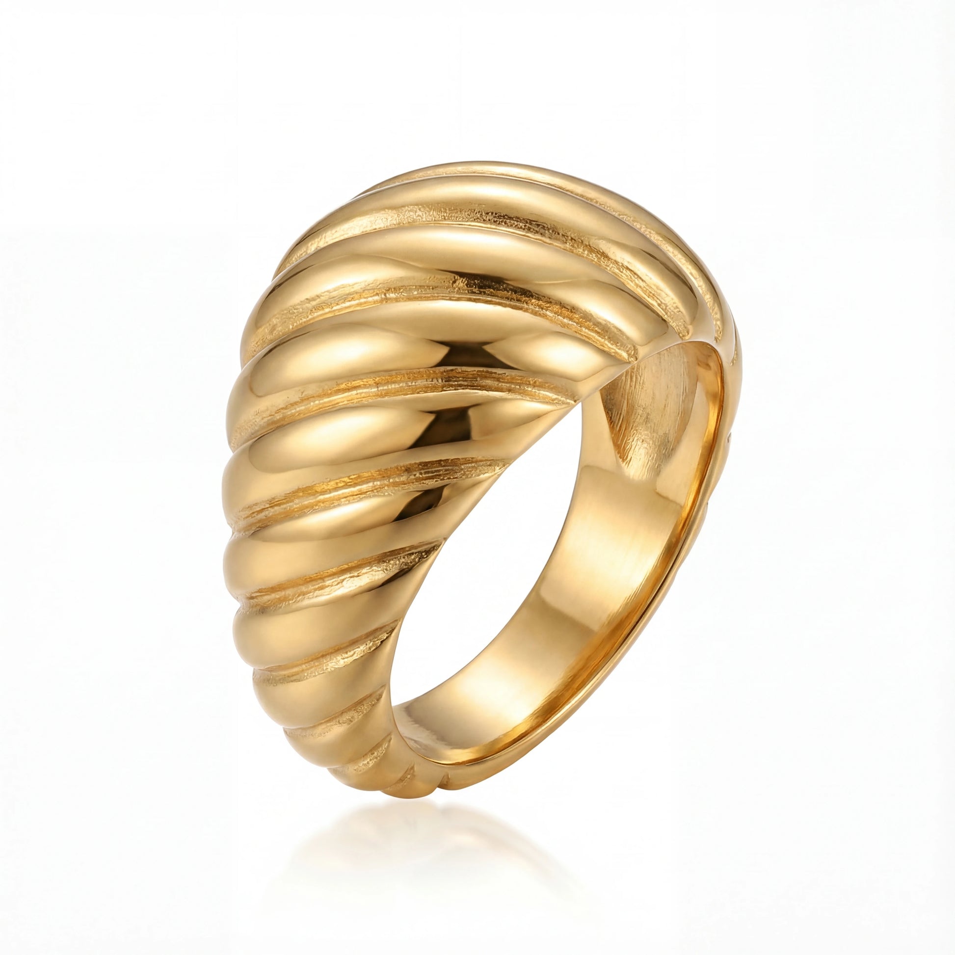 טבעת SHTI RING יוקרתית מבית Lidi, בציפוי זהב איכותי, בעיצוב פסים מיוחד ועמידה במים. עשויה פלדת אל-חלד.