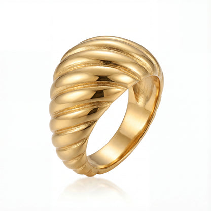 טבעת SHTI RING יוקרתית מבית Lidi, בציפוי זהב איכותי, בעיצוב פסים מיוחד ועמידה במים. עשויה פלדת אל-חלד.