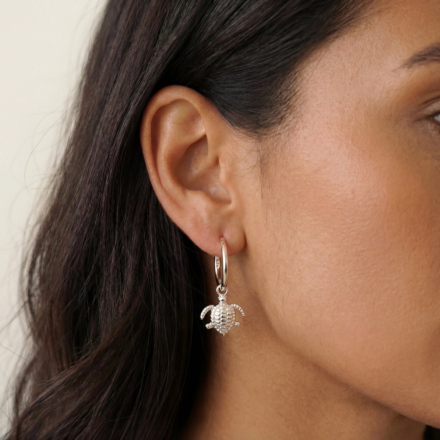 עגילי SILVER TURTLE מכסף 925 יוקרתיים עם תליון צב עדין מבית Lidi, מעוצבים בסגנון נקי ואלגנטי.