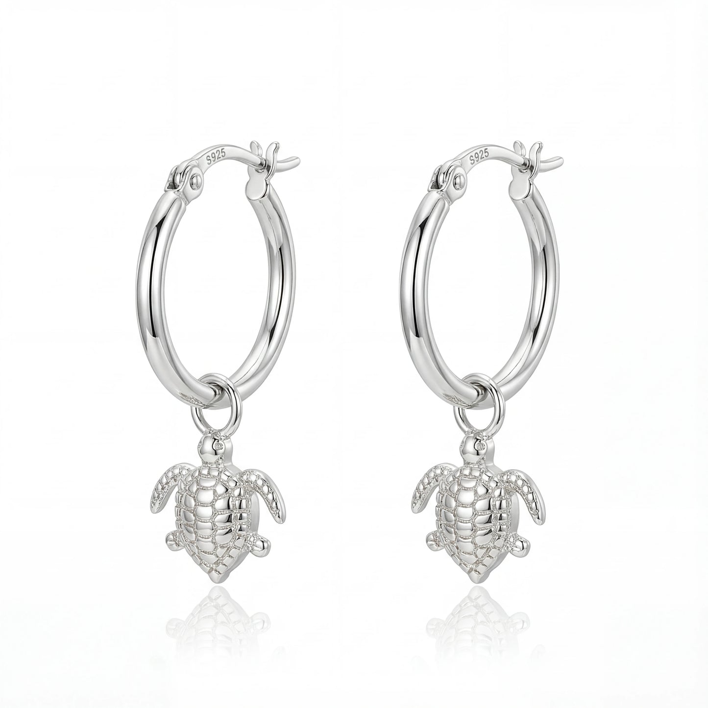 עגילי SILVER TURTLE מכסף 925 יוקרתיים עם תליון צב עדין מבית Lidi, מעוצבים בסגנון נקי ואלגנטי.