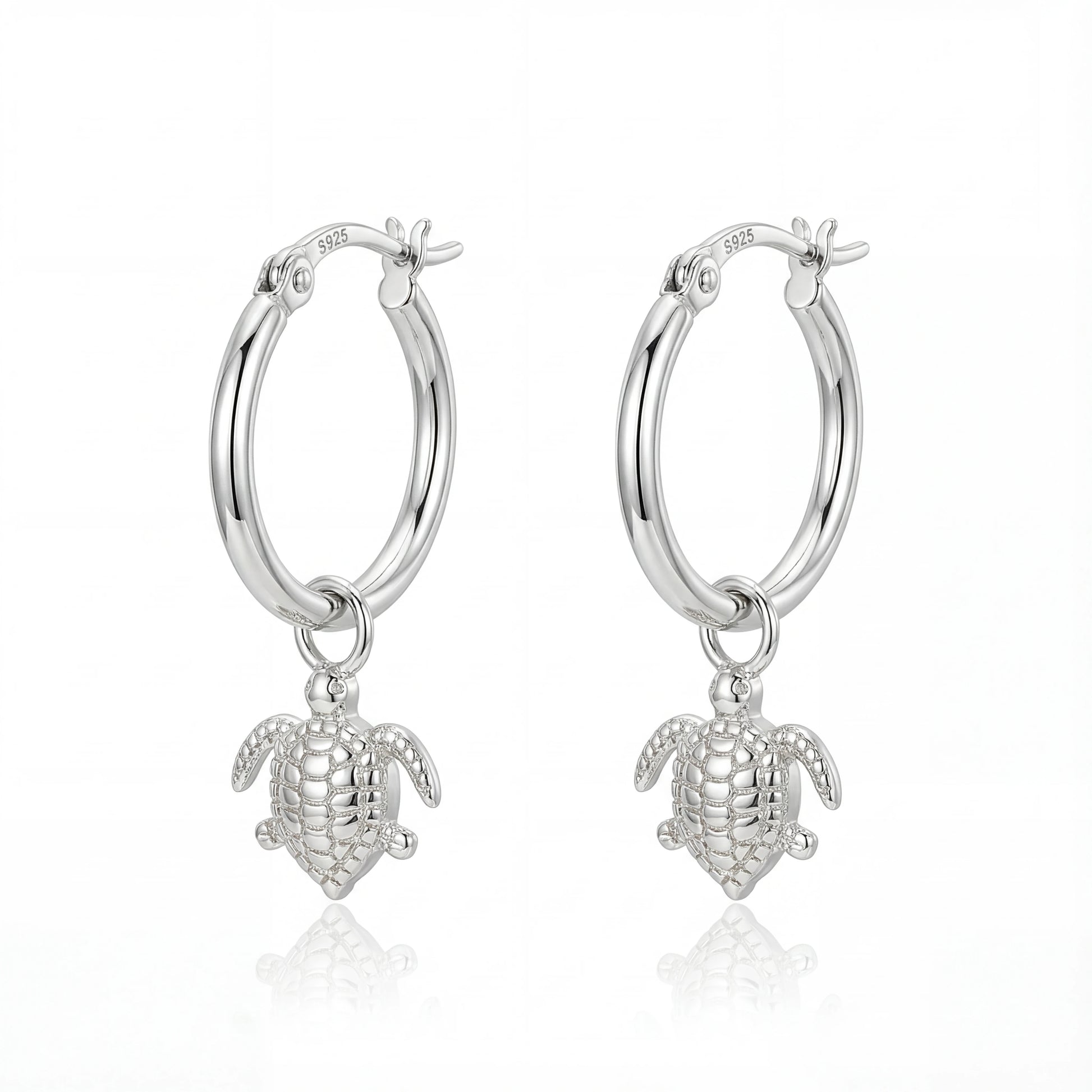 עגילי SILVER TURTLE מכסף 925 יוקרתיים עם תליון צב עדין מבית Lidi, מעוצבים בסגנון נקי ואלגנטי.