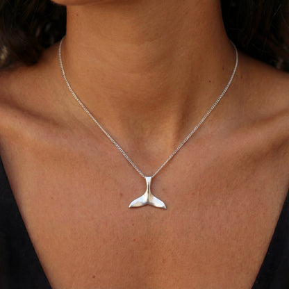 שרשרת SNAP SILVER NECKLACE יוקרתית מכסף 925 טהור עם תליון סנפיר מעוצב מבית Lidi. עמידה במים.