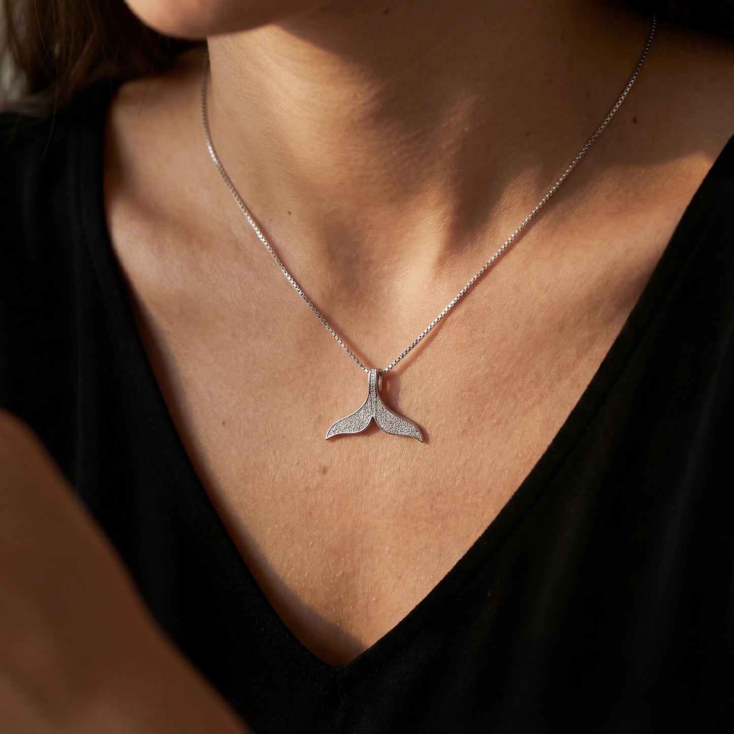 שרשרת SEAZARK NECKLACE יוקרתית מכסף 925 טהור עם תליון סנפיר מנצנץ המשובץ בזרקונים זוהרים מבית Lidi.