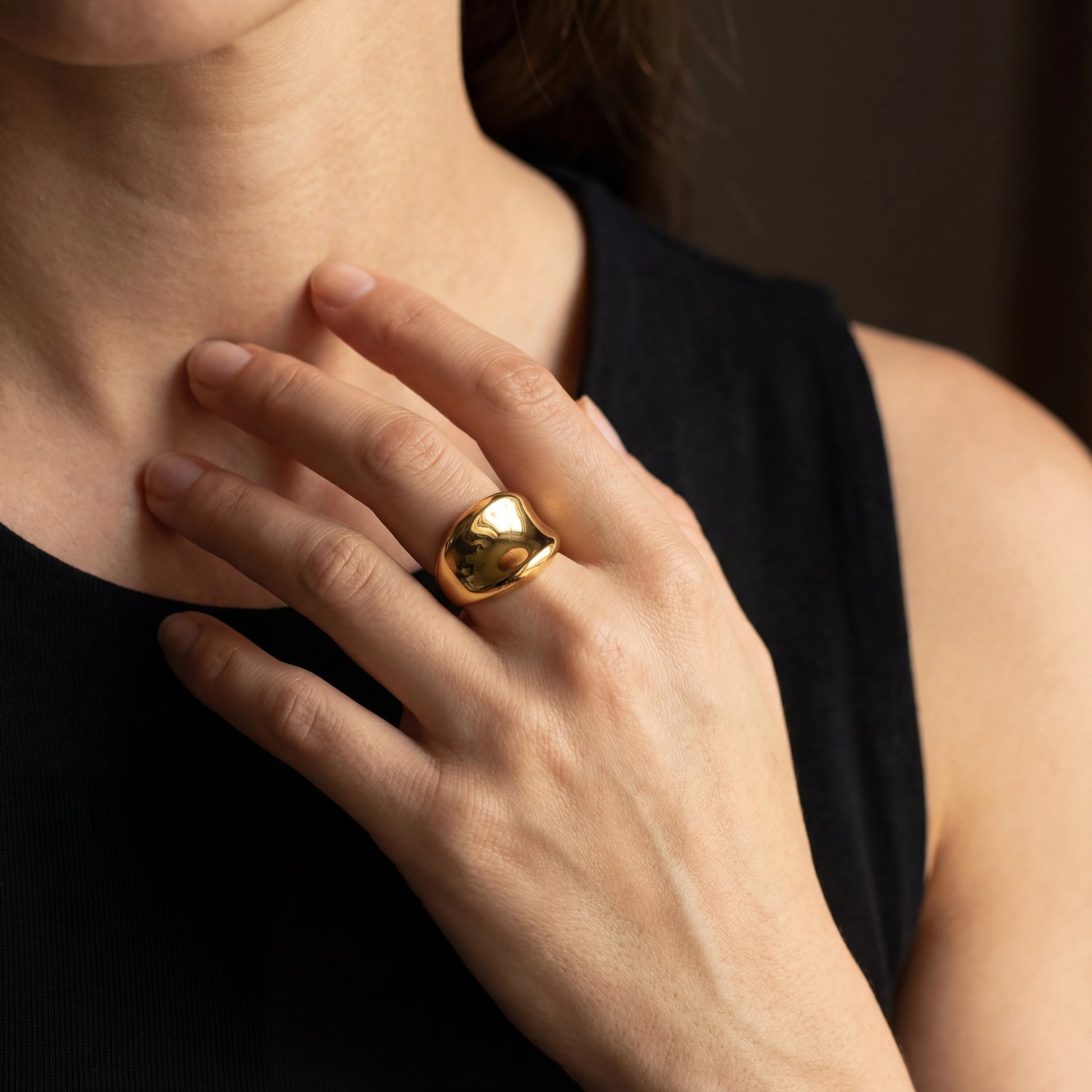 טבעת STAN RING מוזהבת מפלדת אל-חלד בעיצוב קמור וייחודי, מבית Lidi. אלגנטית ועמידה במים.