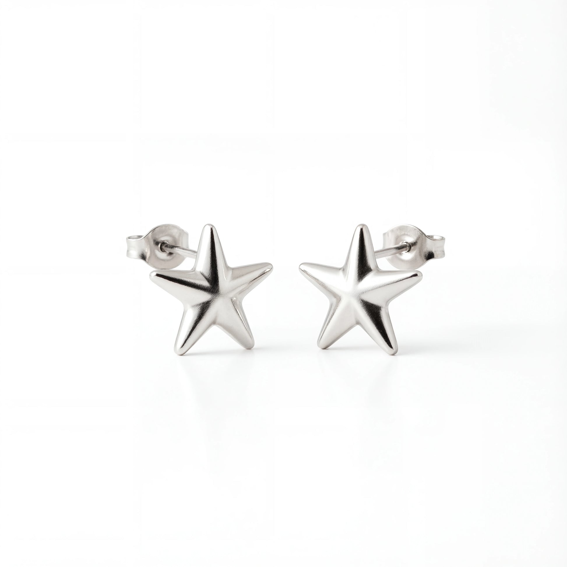 עגילי STAR EARRINGS צמודים ואלגנטיים מכסף 925 טהור של Lidi, בעיצוב כוכב מבריק, מושלמים לכל לוק.