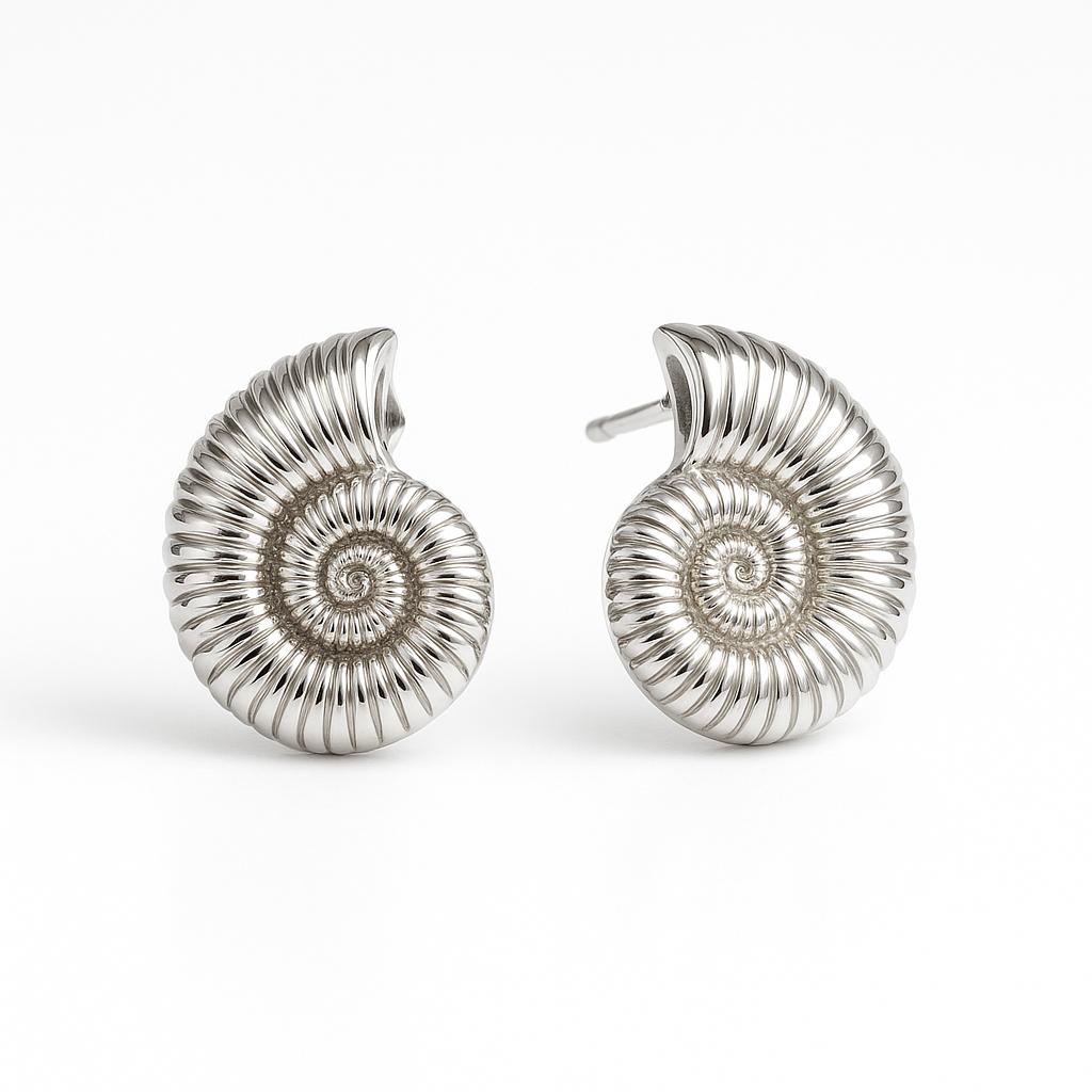 עגילי SHAB כסף בצורת קונכיית אמוניט עם ספירלה בולטת, מצולמים מקדימה בתקריב על רקע לבן.