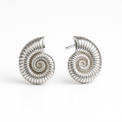 עגילי SHAB כסף בצורת קונכיית אמוניט עם ספירלה בולטת, מצולמים מקדימה בתקריב על רקע לבן.