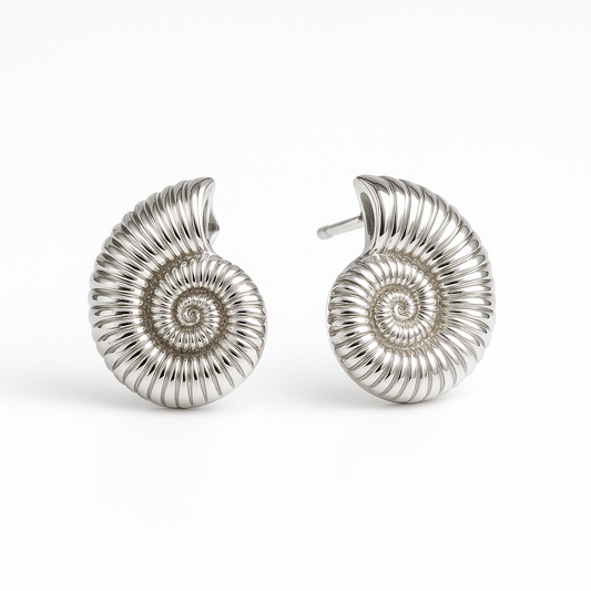 עגילי SHAB כסף בצורת קונכיית אמוניט עם ספירלה בולטת, מצולמים מקדימה בתקריב על רקע לבן.