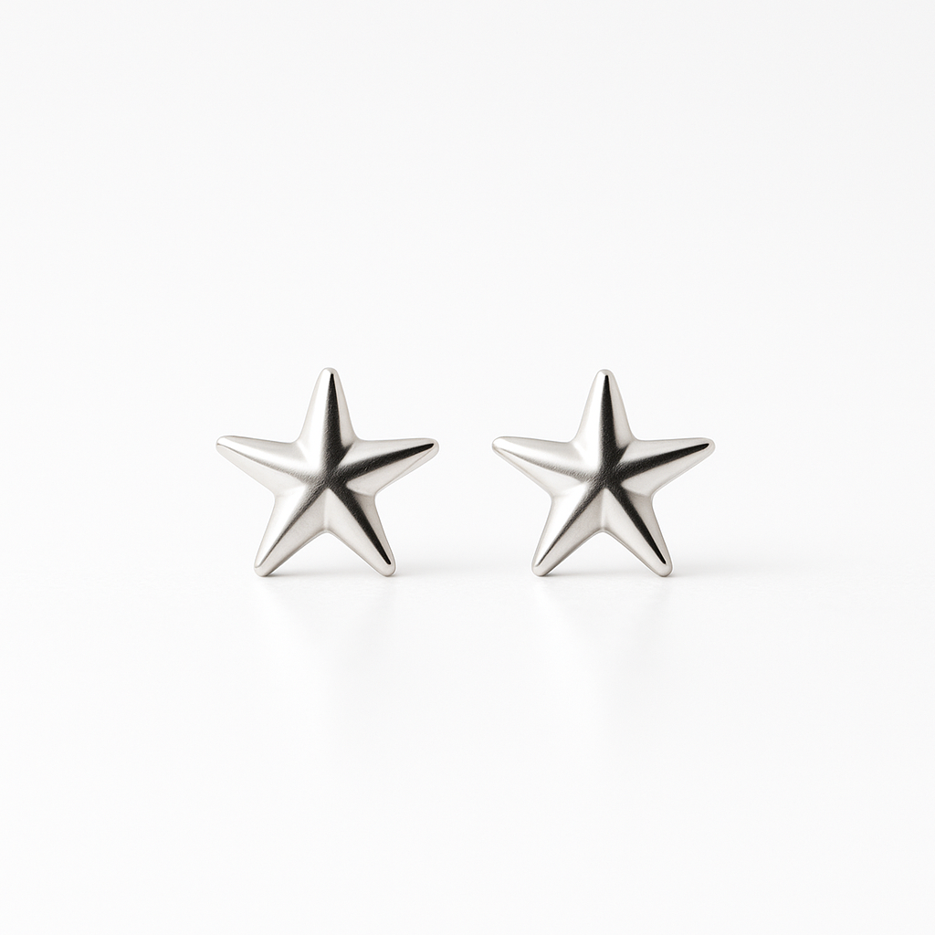 עגילי Lidi STAR EARRINGS כוכבים כסופים בעלי נפח מבריק, צילום תקריב חזיתי על רקע לבן.
