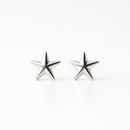 עגילי Lidi STAR EARRINGS כוכבים כסופים בעלי נפח מבריק, צילום תקריב חזיתי על רקע לבן.