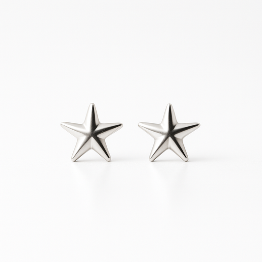 עגילי Lidi STAR EARRINGS כוכבים כסופים בעלי נפח מבריק, צילום תקריב חזיתי על רקע לבן.