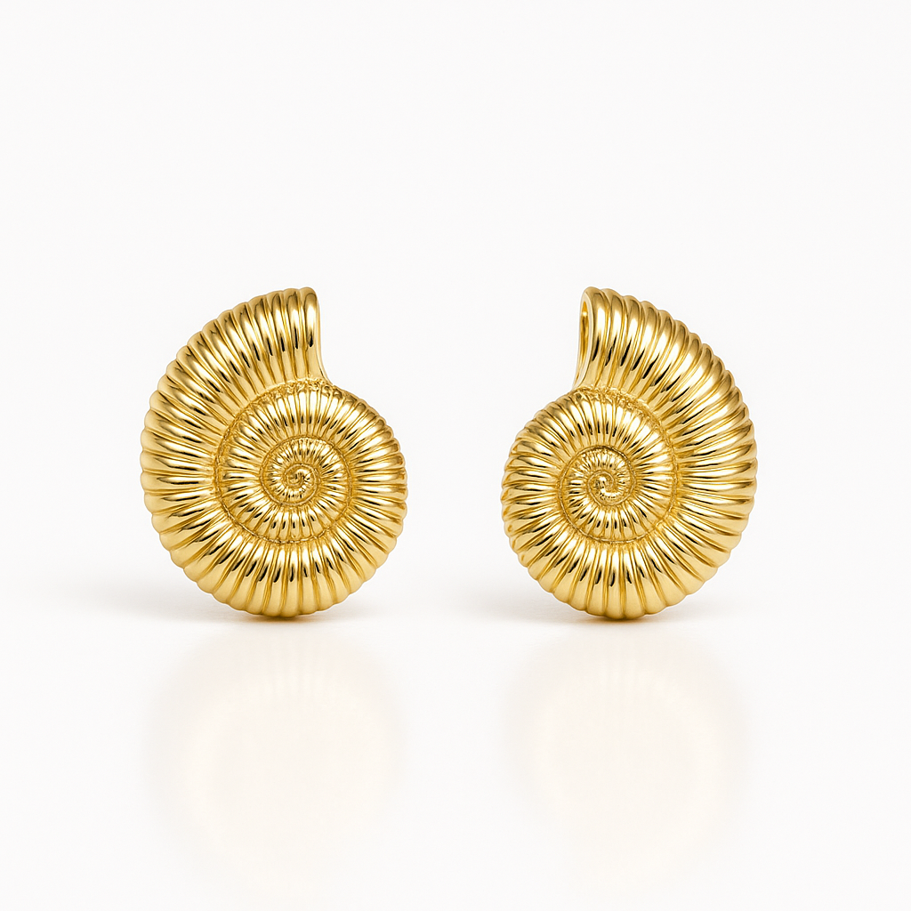 עגילי SHAB GOLD יוקרתיים, בצורת קונכייה ספירלית עם טקסטורה מצולעת, מבט קדמי.