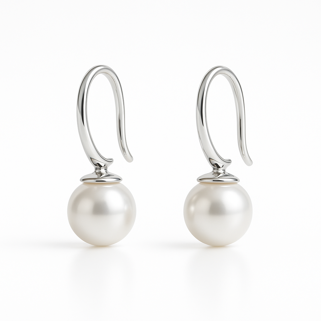 עגילי BERI, זוג עגילים תלויים מזהב לבן מבריק עם פנינים עגולות, צילום תקריב מולבן.