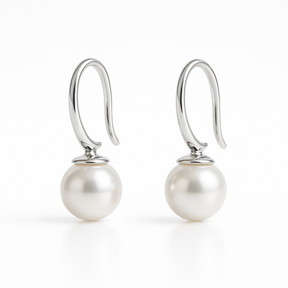 עגילי BERI, זוג עגילים תלויים מזהב לבן מבריק עם פנינים עגולות, צילום תקריב מולבן.