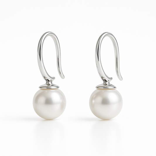 עגילי BERI, זוג עגילים תלויים מזהב לבן מבריק עם פנינים עגולות, צילום תקריב מולבן.