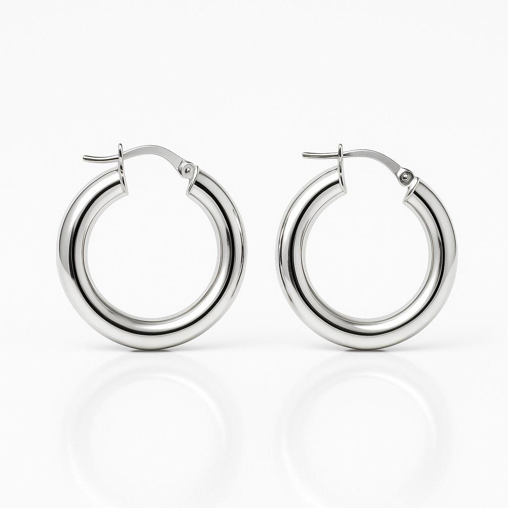 עגילי חישוק AMIT EARRINGS L עבים ומבריקים, במבט חזיתי עם השתקפות על רקע לבן, פרטי סוגר נראים בבירור.