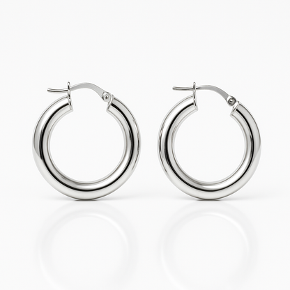 עגילי חישוק AMIT EARRINGS L עבים ומבריקים, במבט חזיתי עם השתקפות על רקע לבן, פרטי סוגר נראים בבירור.